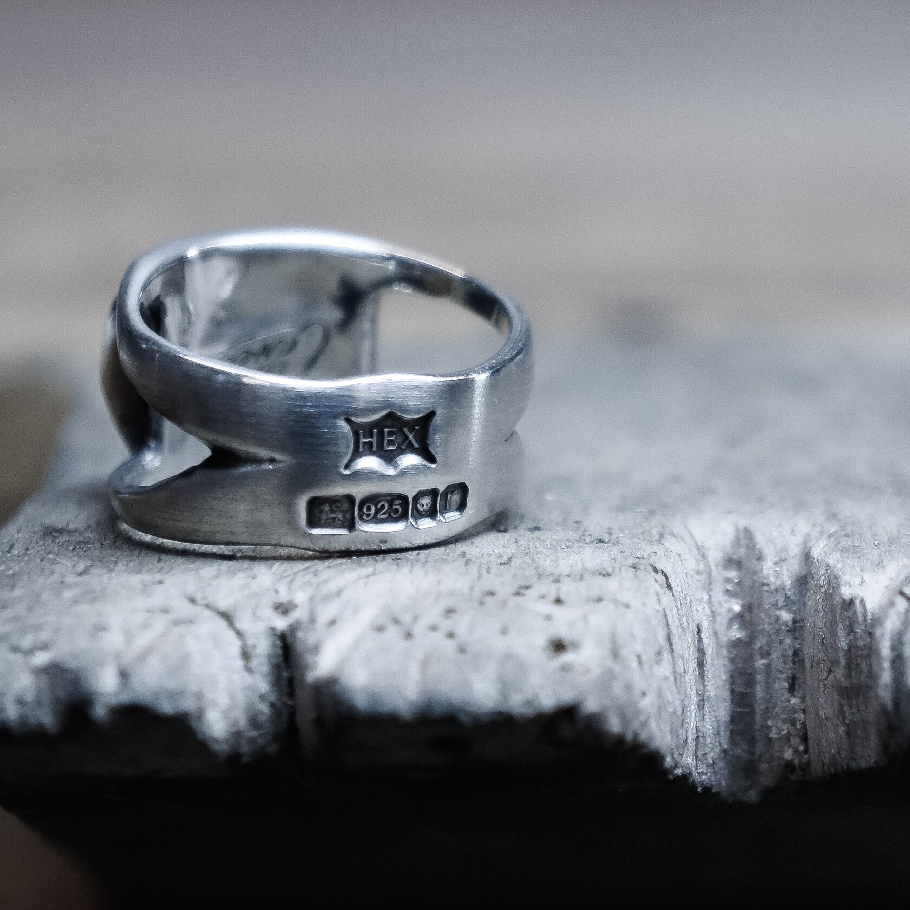 Hallmared silver signet ring hex cavelli
